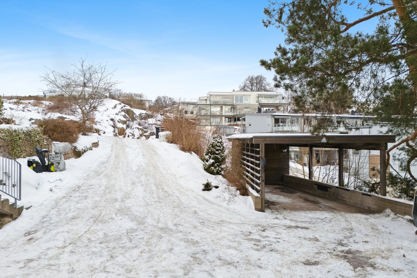 Tomten gir i dag plass til 4-5 biloppstillingsplasser (inkludert én nede ved Osloveien), samt ekstra plass til henger Galleribilde