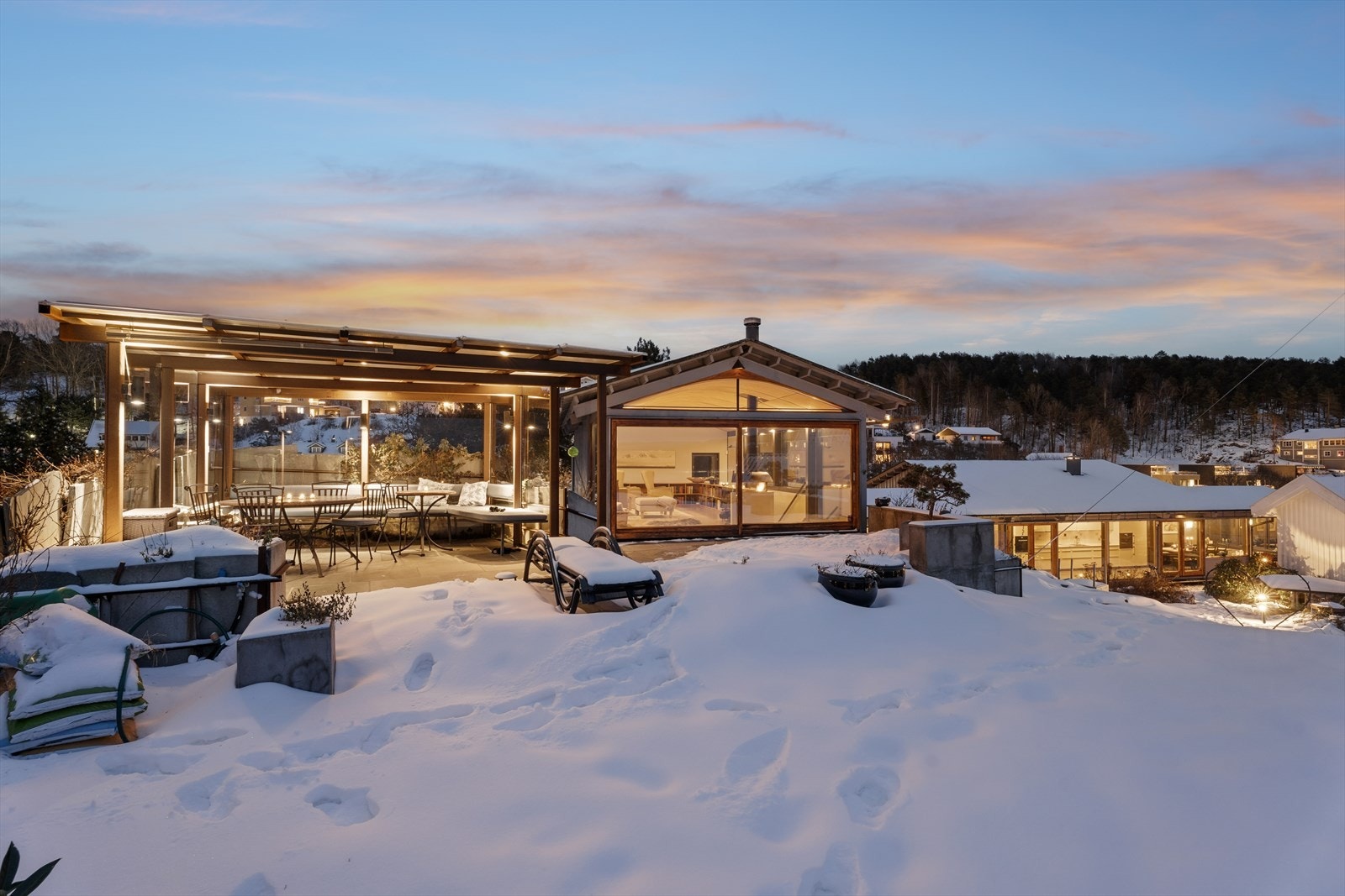 Stuen og lysthuset ligger på eiendommens høyeste punkt, med flott utsyn og en luftig atmosfære. Lysthuset har faste benker med spesialsydde puter Galleribilde