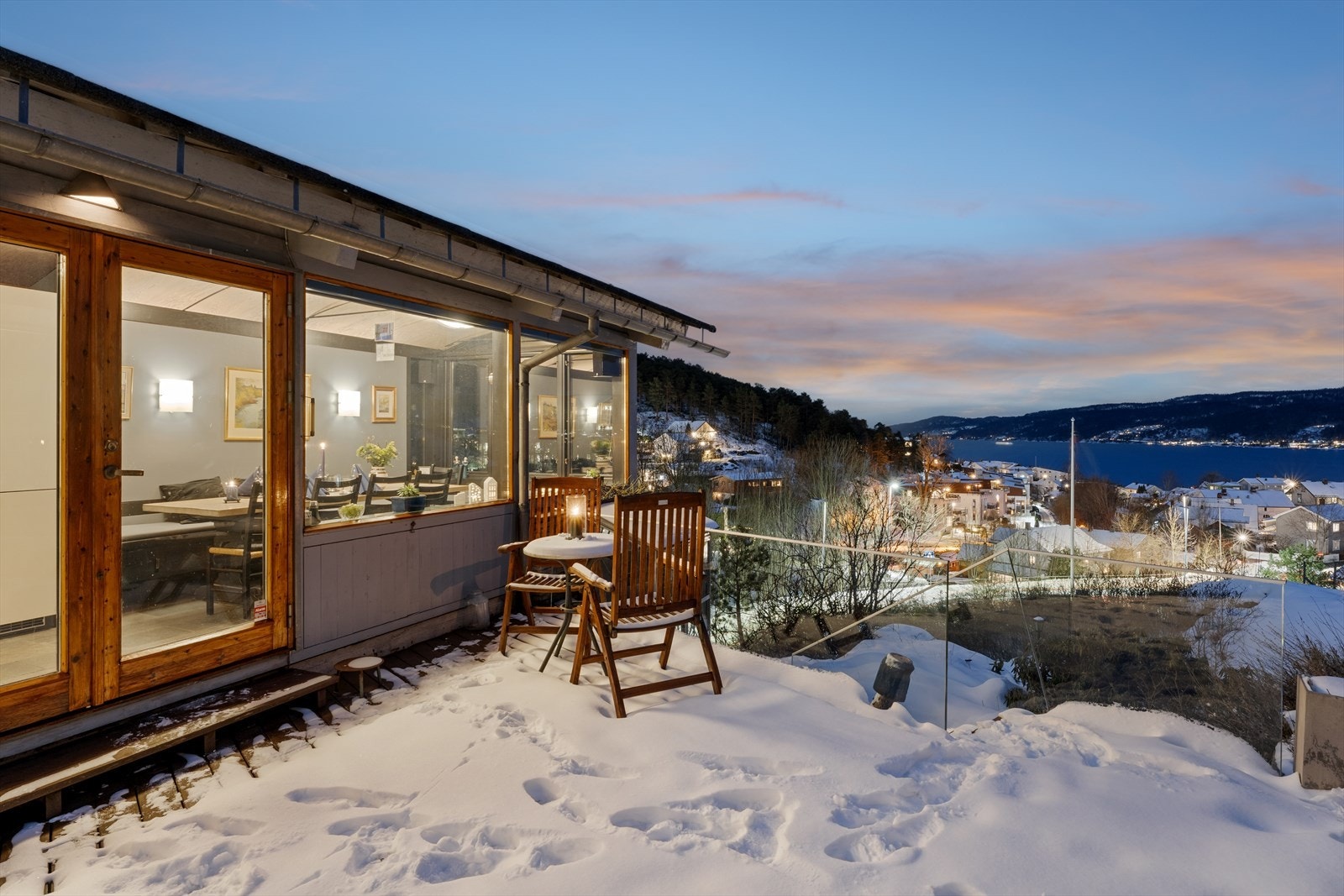 Utenfor kjøkkenet i 1. etasje er det adkomst til terrasse på 16 kvm med fantastisk utsikt! Solnedgangen sees over Hurumlandet, midtsommers ruller solen over Håøya og bak åsene i halvelleve-tiden Galleribilde