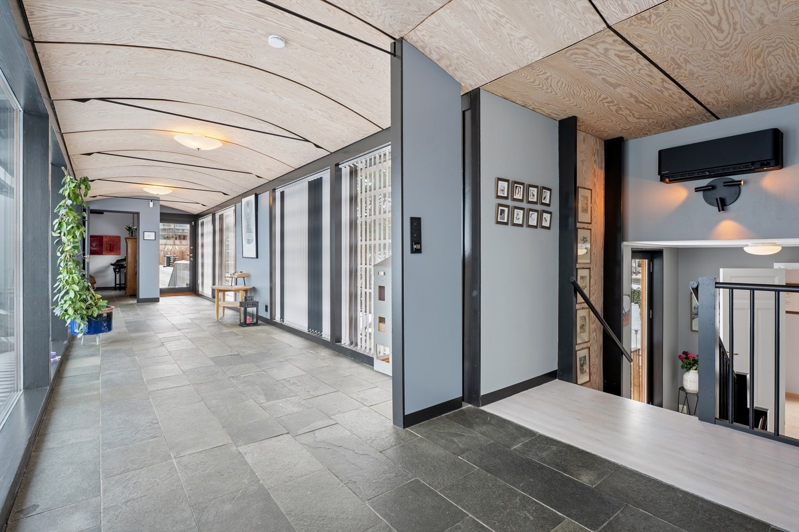 Alle stein/flislagte gulv har varmekabler, det er elektrisk fyring, mekanisk avtrekksbasert ventilasjon og luft-til-luft varmepumpe i hovedetasjen Galleribilde