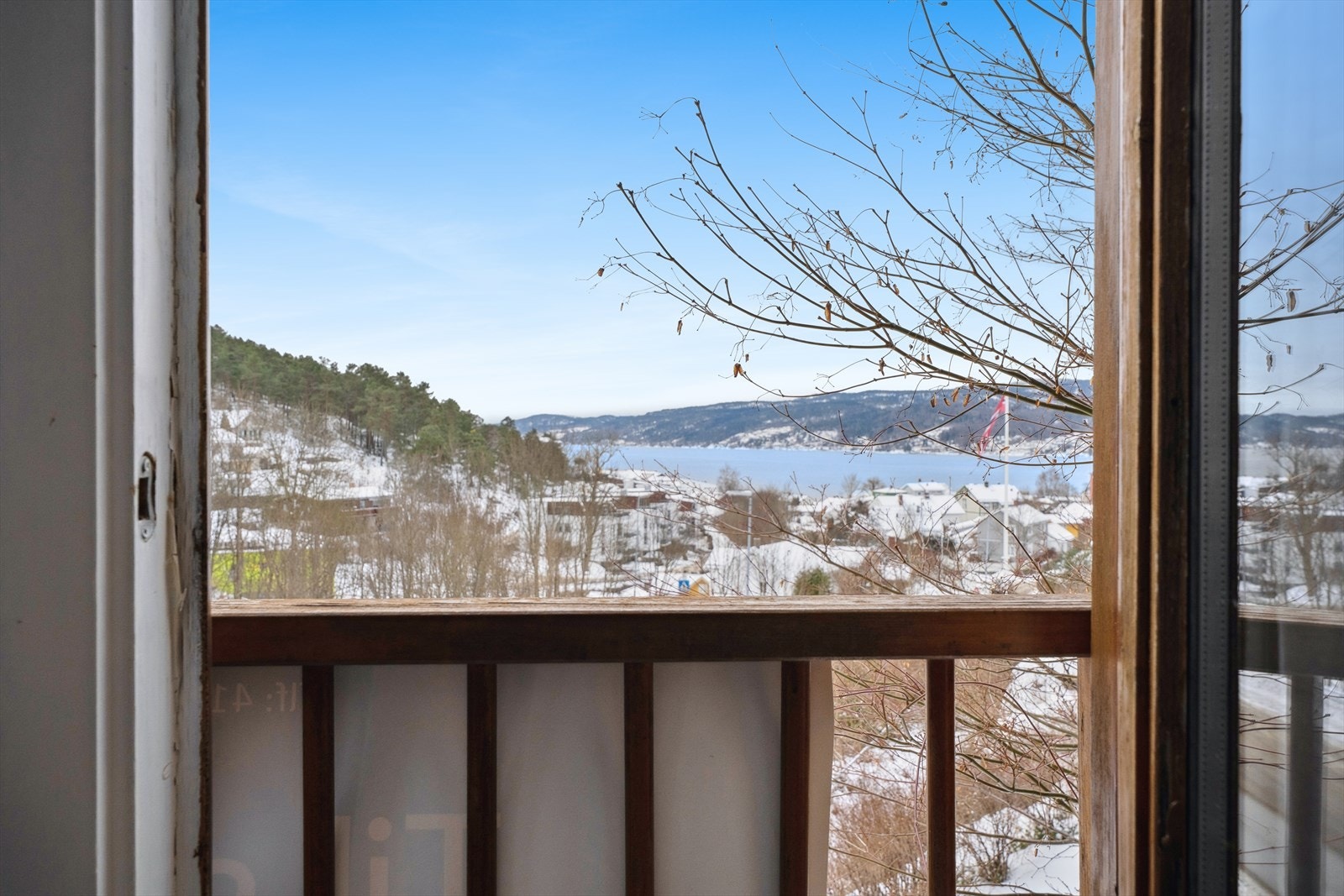 Fire av rommene ligger i påbygget i 1. etasje, hvorav to har utgang til fransk balkong Galleribilde