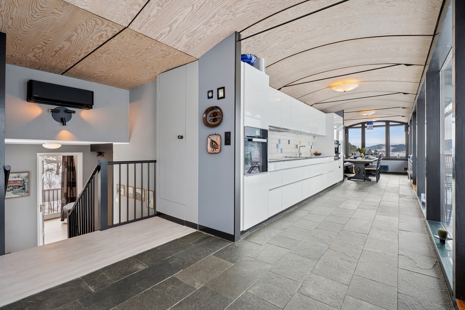 Lekkert kjøkken fra Leicht, kjent for sin kombinasjon av moderne arkitektonisk design og høy funksjonalitet Galleribilde