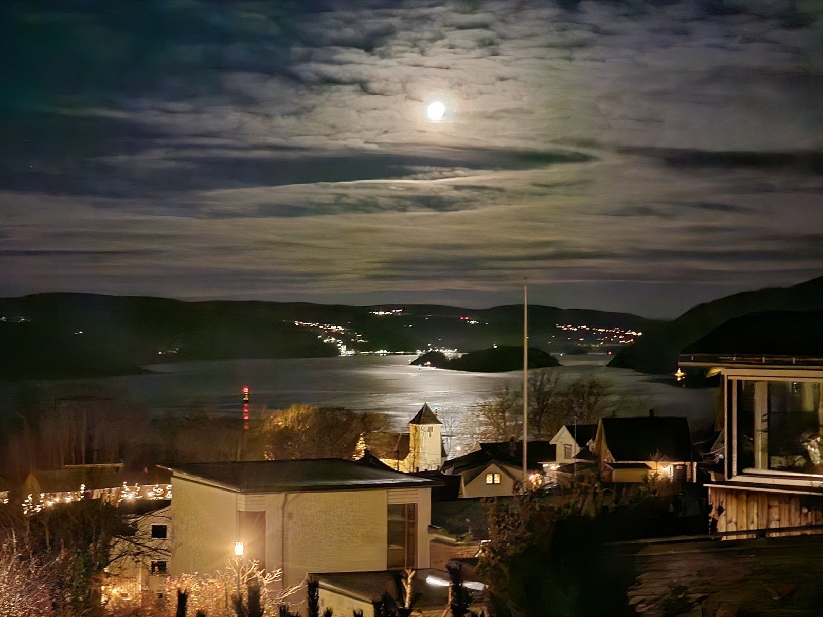 Selgers private bilder- nattbilde med måne Galleribilde