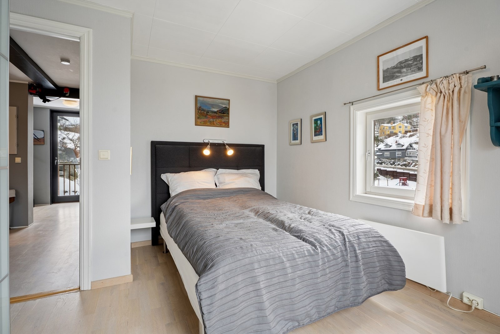 Boligen har fem innbydende soverom, alle med god plass til seng og øvrig møblement Galleribilde