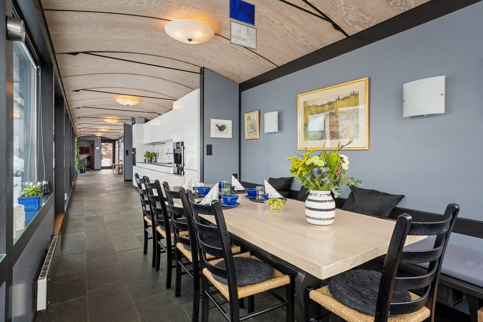 Kjøkkenet har et åpent og luftig preg, med rette linjer og en minimalistisk stil som harmonerer godt med boligens arkitektoniske uttrykk Galleribilde