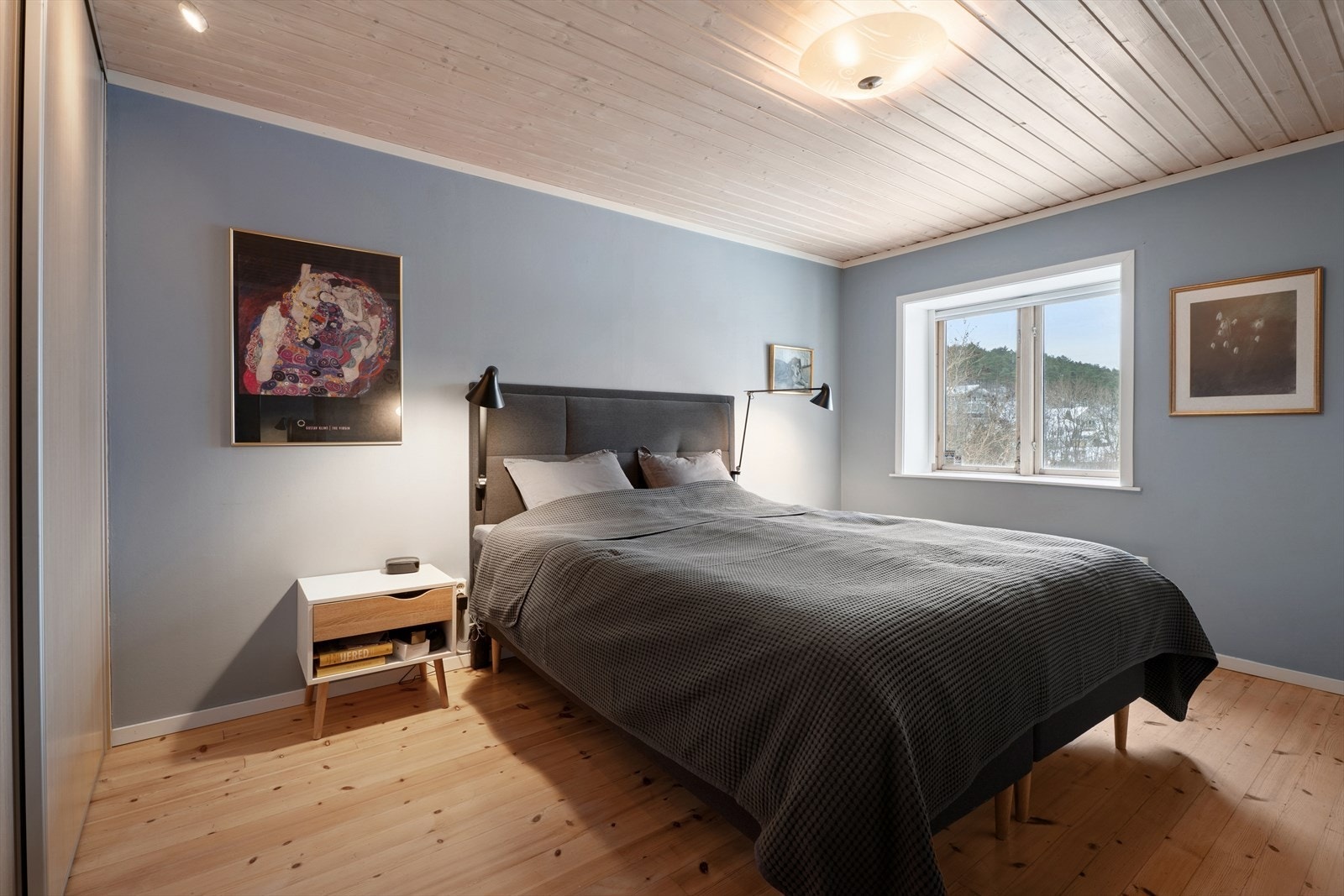 Det femte soverommet ligger i underetasjen og har tregulv og panel i himlingen, noe som gir rommet et varmt og naturlig preg Galleribilde