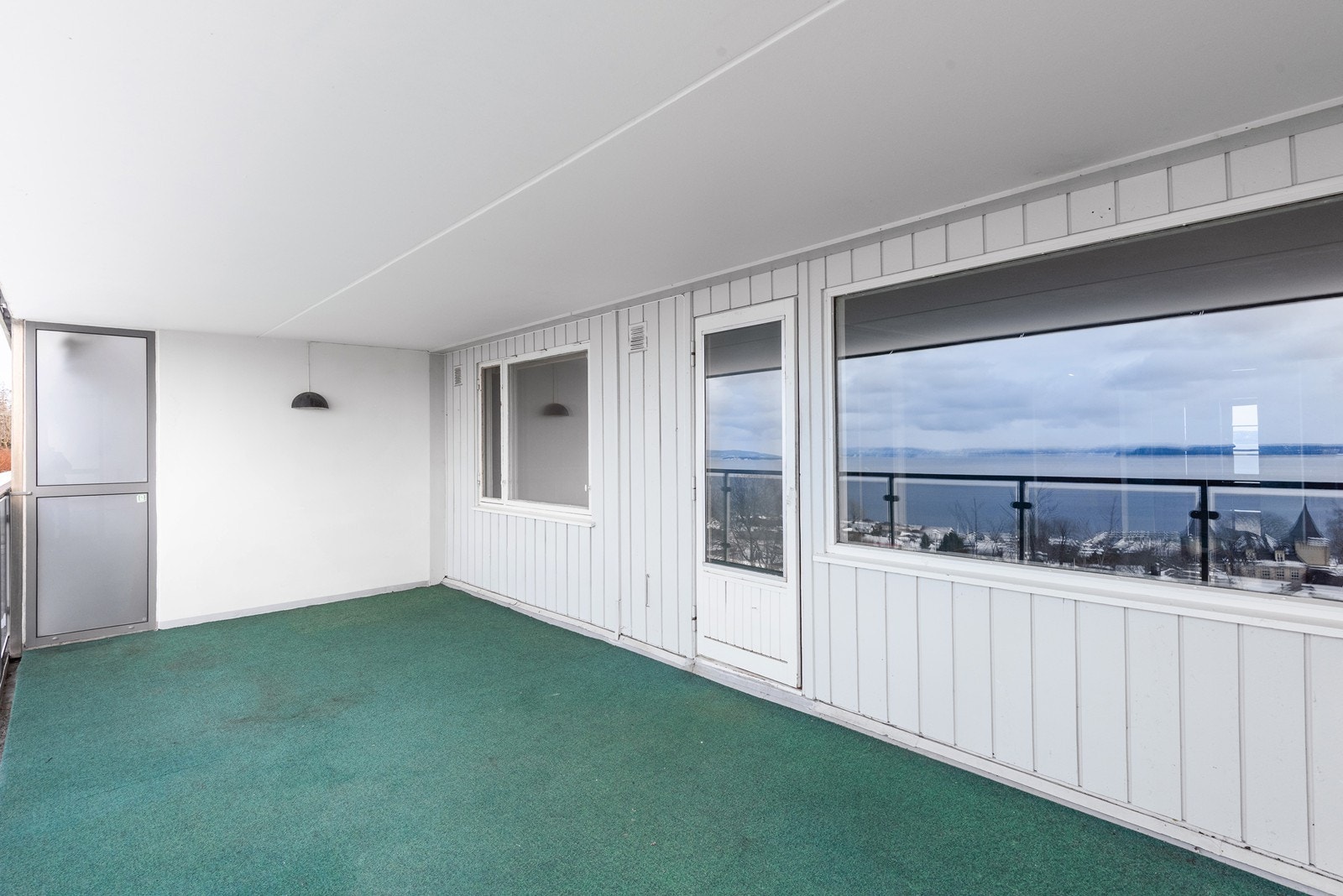 Balkongen på 20 kvm har god plass til møblement og planter, og plassen vil fungere som en fin forlengelse av stuearealet på sommerdager. Galleribilde