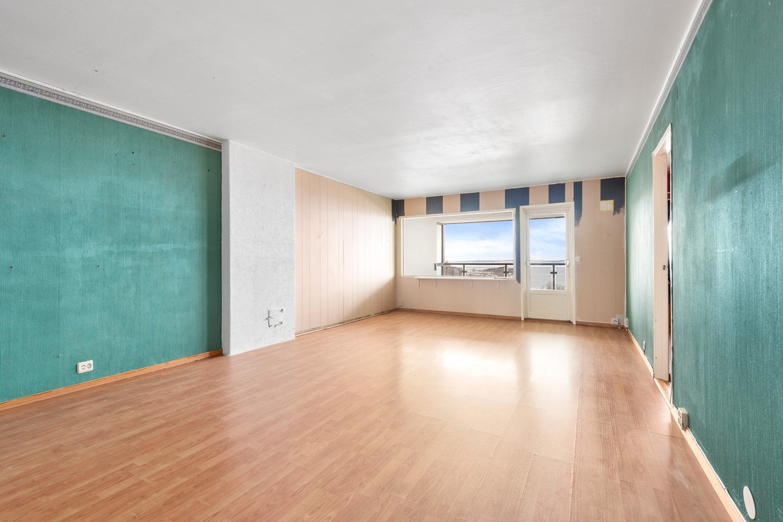 Stuens avlange utforming gir rom til både sofagruppe og spisestue. Stuevinduet trekker en mot det flotte utsynet og slipper inn godt med naturlig lys. Galleribilde