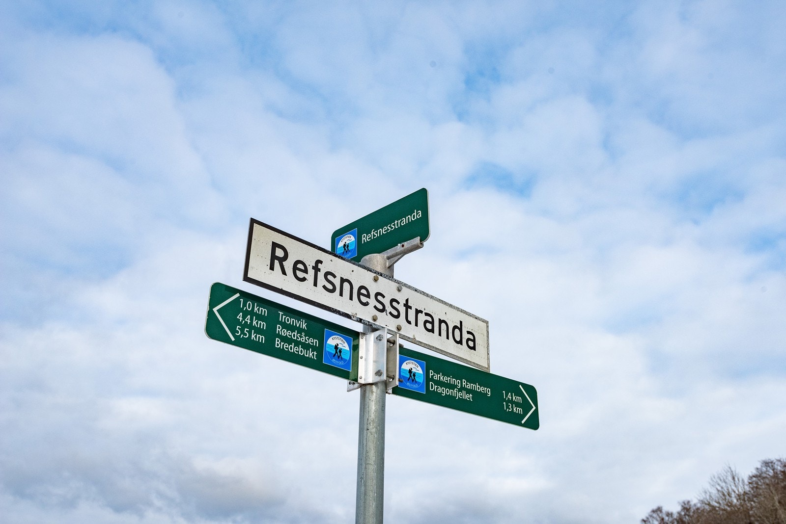 Refsnesstranda og Tronvikstranda ligger i gangavstand, med gressletter, sandstrand. Ypperlig både for barnefamilier, ungdom og eldre. Galleribilde