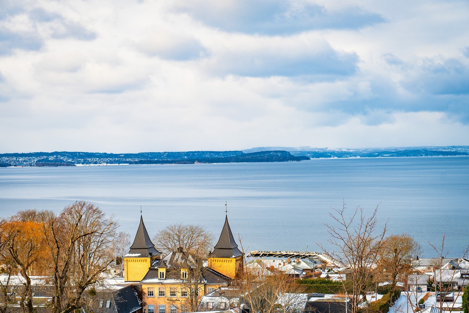 Her bor du fredelig, samtidig som du har kort vei til strender, vakre kyststier, butikker, spisesteder og nærhet til alle byens fasiliteter. Galleribilde