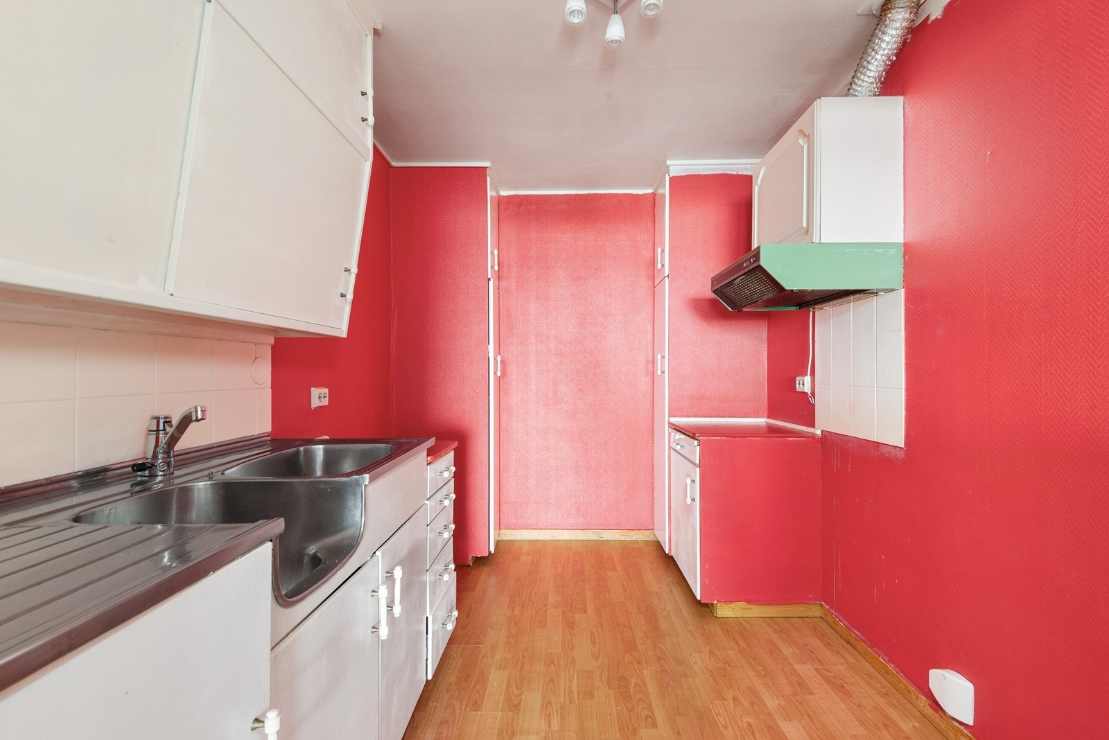 Det er avsatt plass i innredningen til komfyr og det er en ventilator som ikke fungerer over kokesonen med avtrekk ut. Varmtvannstanken på 120 liter fra 2018 er montert i benkeskap på kjøkken. Galleribilde