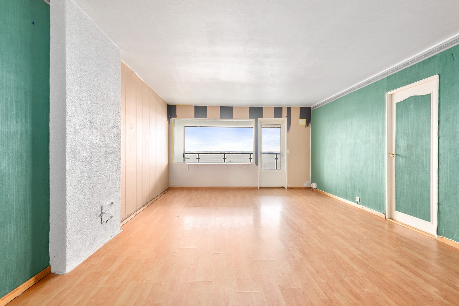 Leiligheten har enkel adkomst i underetasjen, men kun få trappetrinn ned. Galleribilde