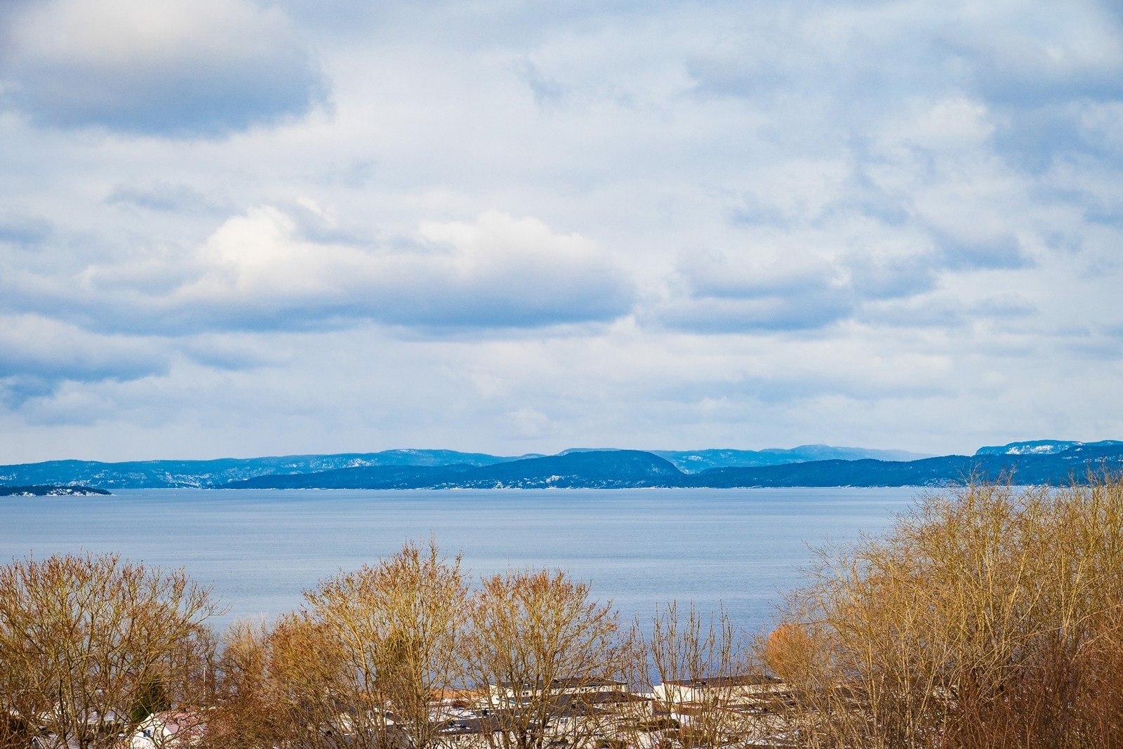 Fra balkongen kan du nyte vidstrakt fjordutsikt og Refsnes er blant annet kjent for fantastiske solnedganger! Galleribilde