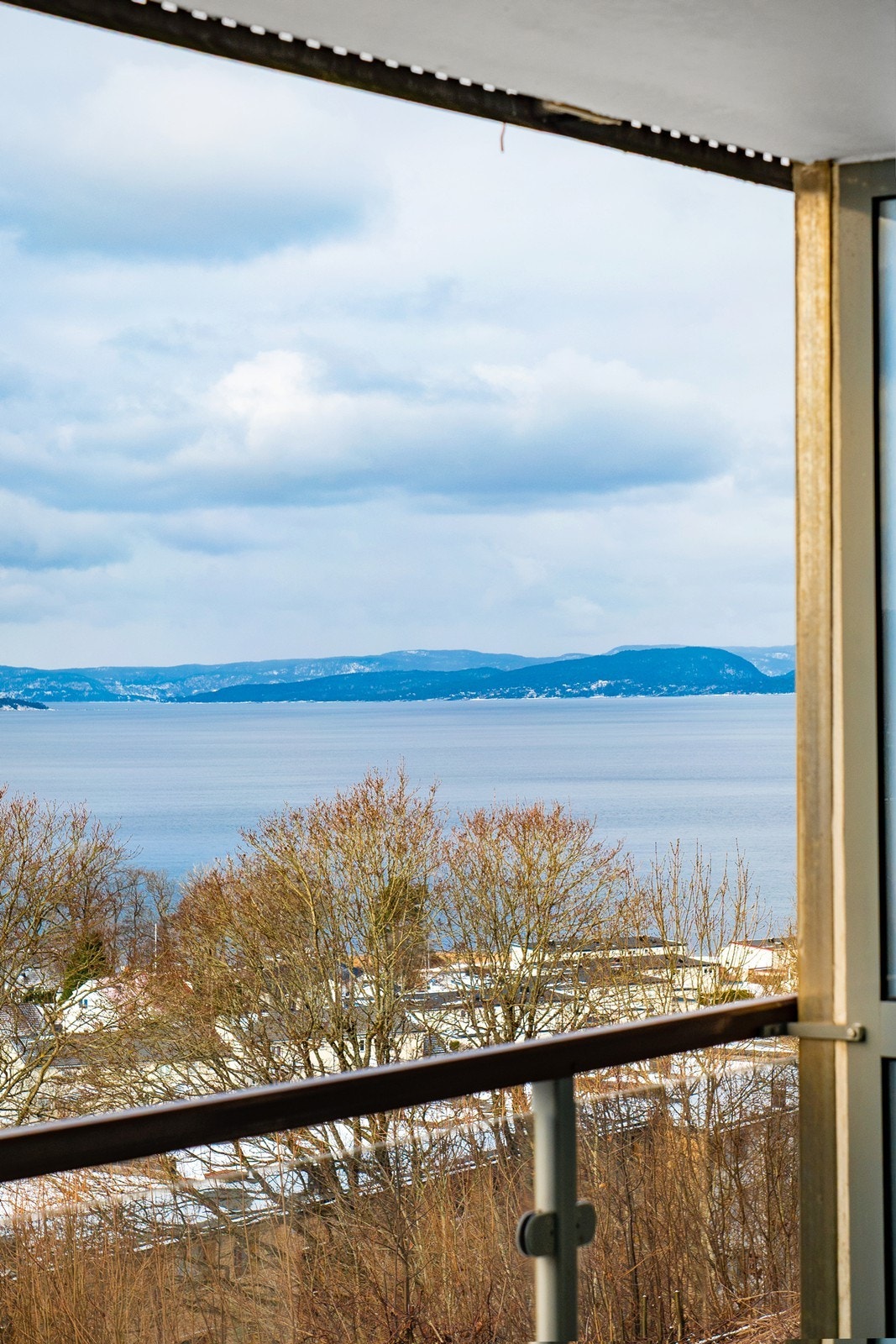 Glassrekkverk slipper inn utsikten fra gulv til tak. Galleribilde