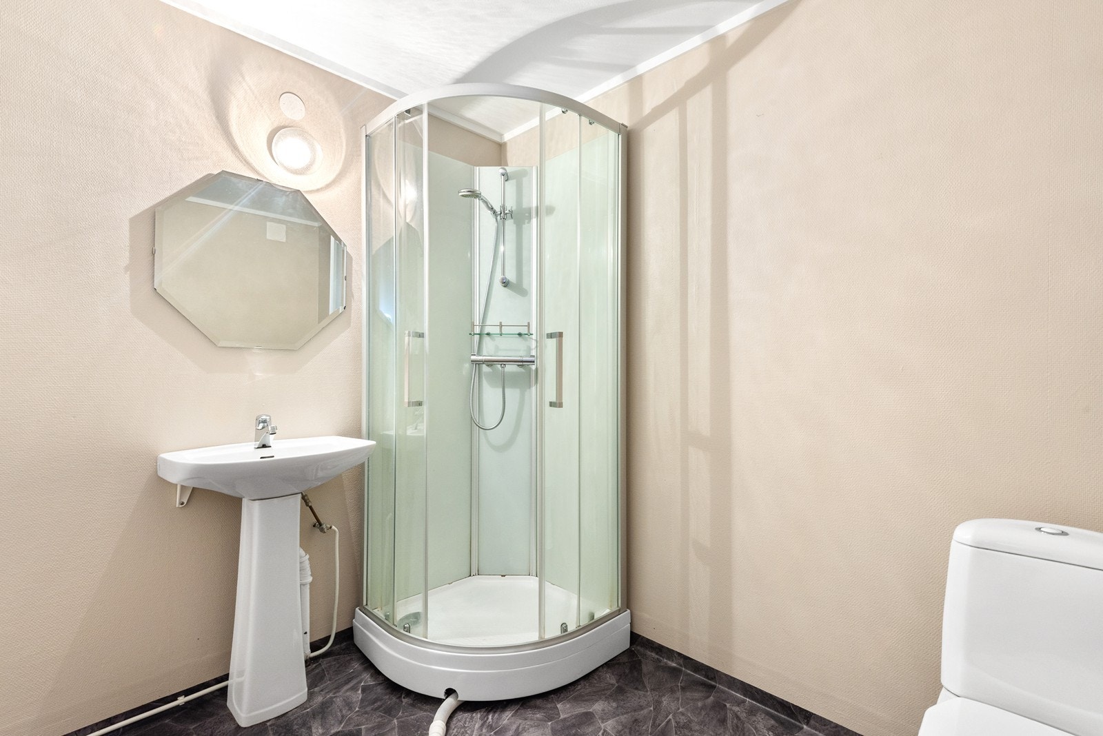 Det var en vannskade i 2019 som følge av lekkasje fra leiligheten over. Badet fikk nytt gulvbelegg og nye veggflater, og sanitærutstyr ble demontert og montert på nytt. Galleribilde