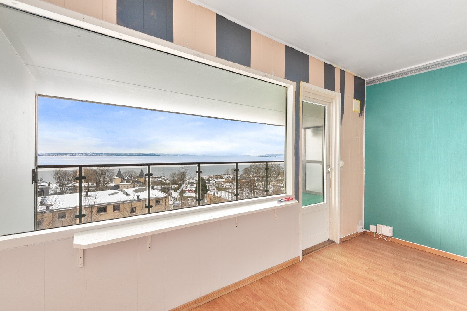 Via verandadør føres man videre ut på balkongen der utsikten over Oslofjorden og all dens aktivitet kan nytes til det fulle, dag som kveld og alle årstider. Galleribilde