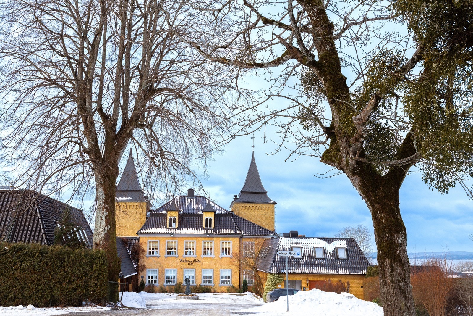 Hotell Refsnes Gods er et ærverdig hotell, opprinnelig bygd som lystpaviljong i 1767. Beliggenheten ved Oslofjorden, vakker hage og kunst tilbyr hotellet en opplevelse som kombinerer kultur, historie og kvalitet. Galleribilde