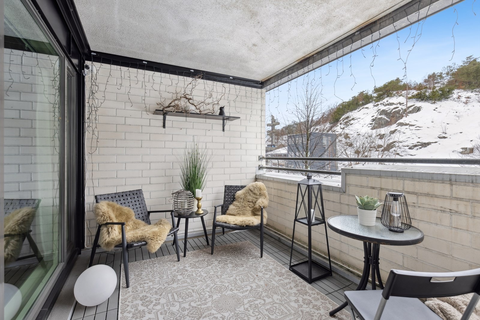 Overbygget balkong på 7m2 gir en fin forlengelse av stuen, og er godt skjermet for vær og vind. Galleribilde