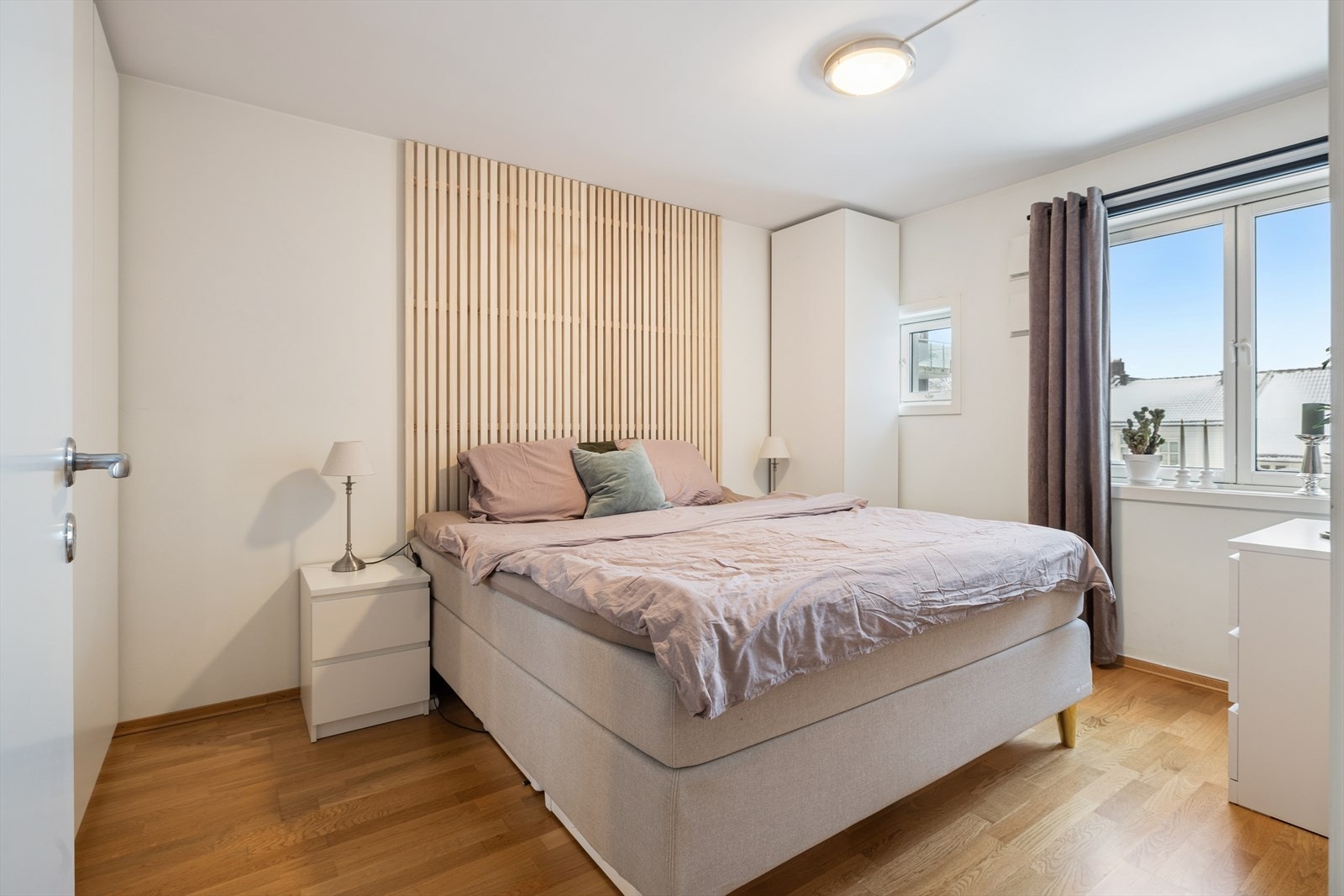 Hovedsoverom av fin størrelse vendt mot rolig bakgård. Galleribilde