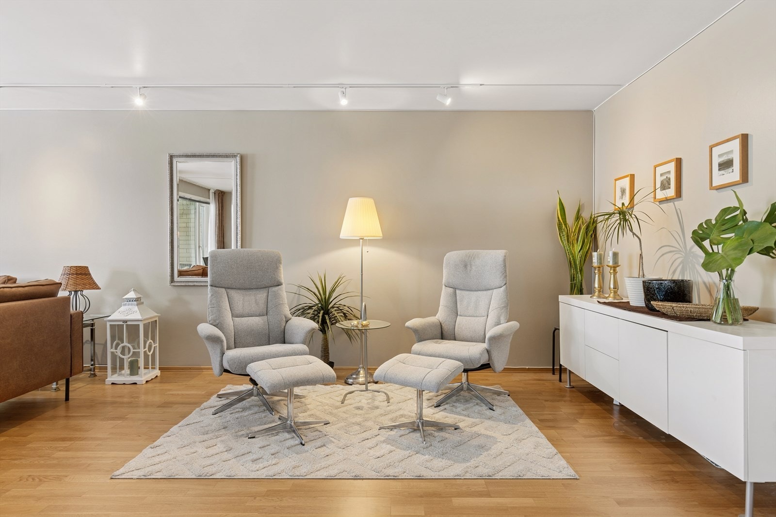 Den store, åpne stuen gjør det lett å innrede i ulike soner. Galleribilde