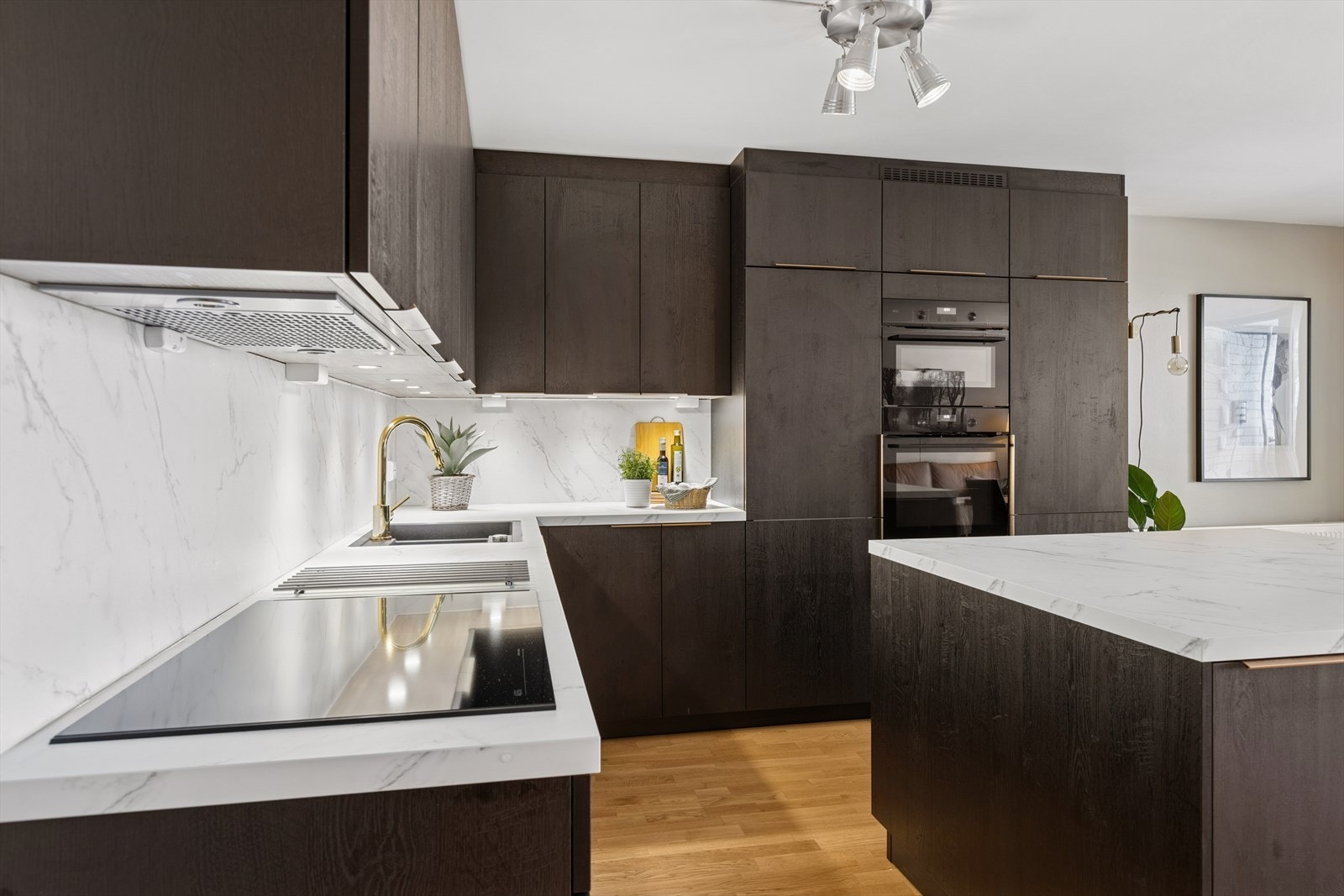 Kjøkkenet er utstyrt med bl.a. induksjonstopp, oppvaskmaskin, kjøleskap, fryseskap og to stekovner (en kombi stekeovn/mikro) Galleribilde