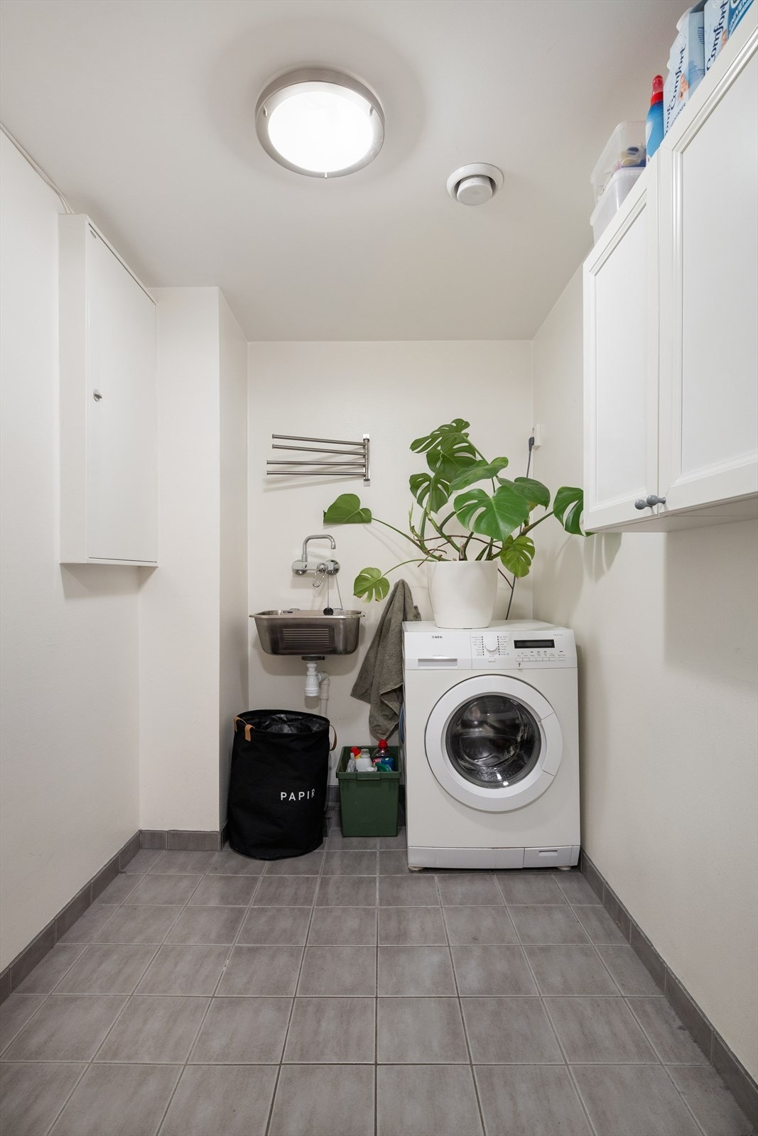 Praktisk vaskerom med vask og opplegg for vaskemaskin. Det er i følge eier også mulighet for å montere ekstra wc. Galleribilde