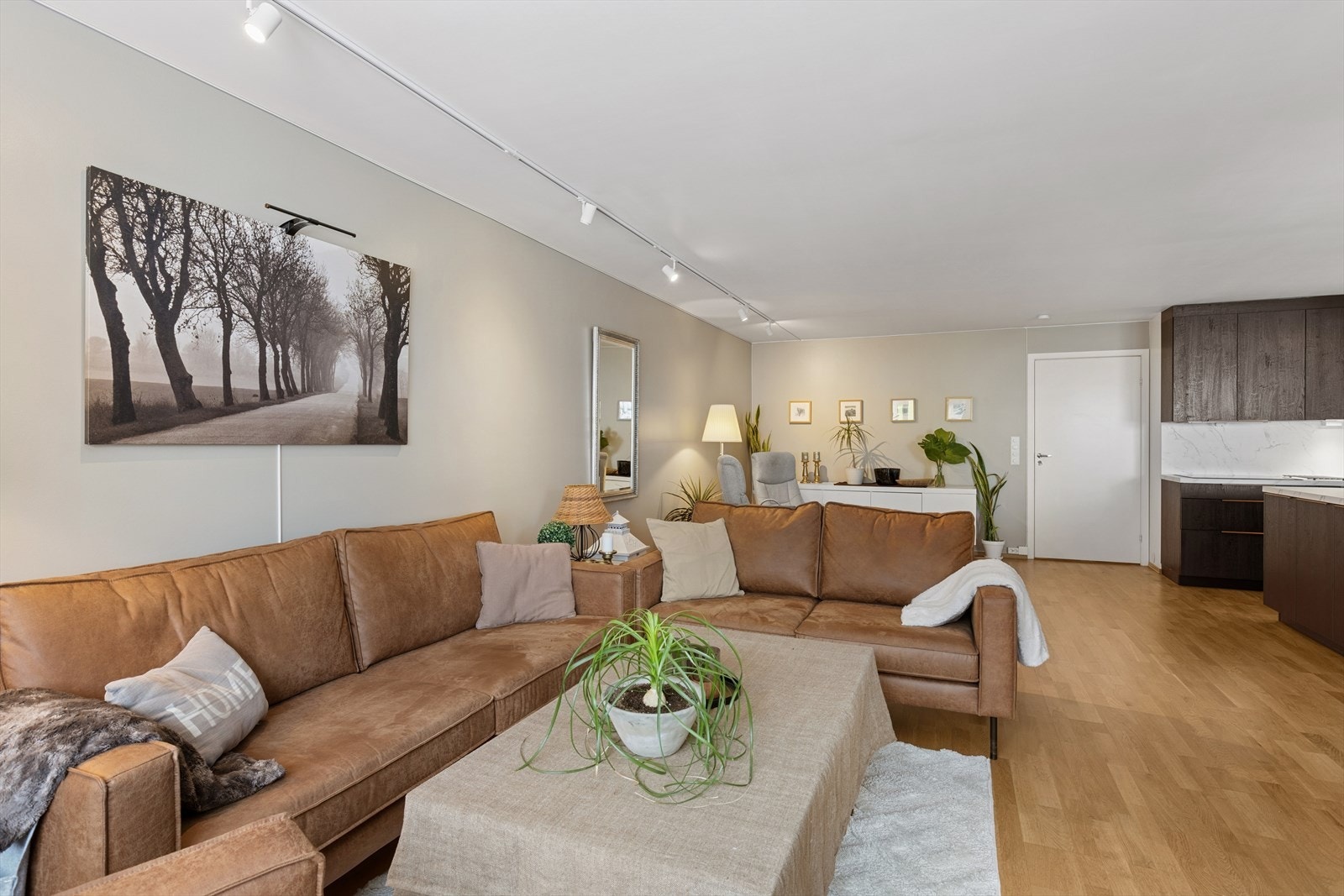 Nymalte overflater, parkett på gulv og nye spotskinner i tak. Galleribilde