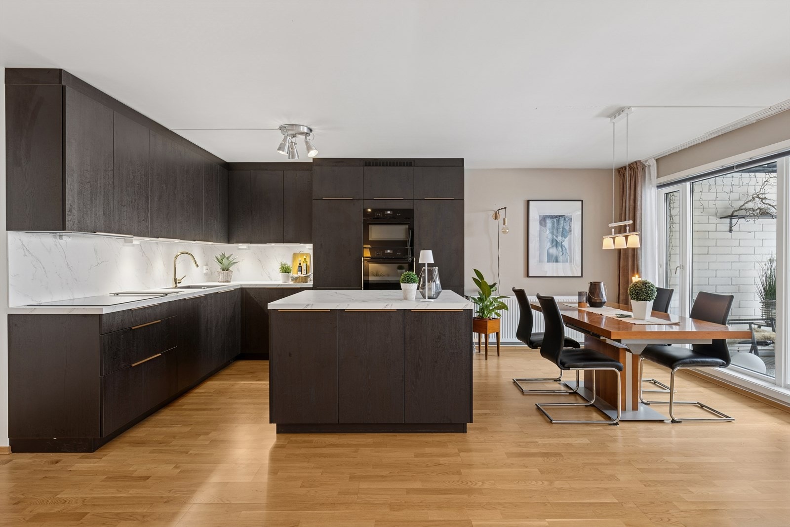 Lekkert Schmidt-kjøkken fra 2025 med stilren, flyttbar kjøkkenøy. Galleribilde