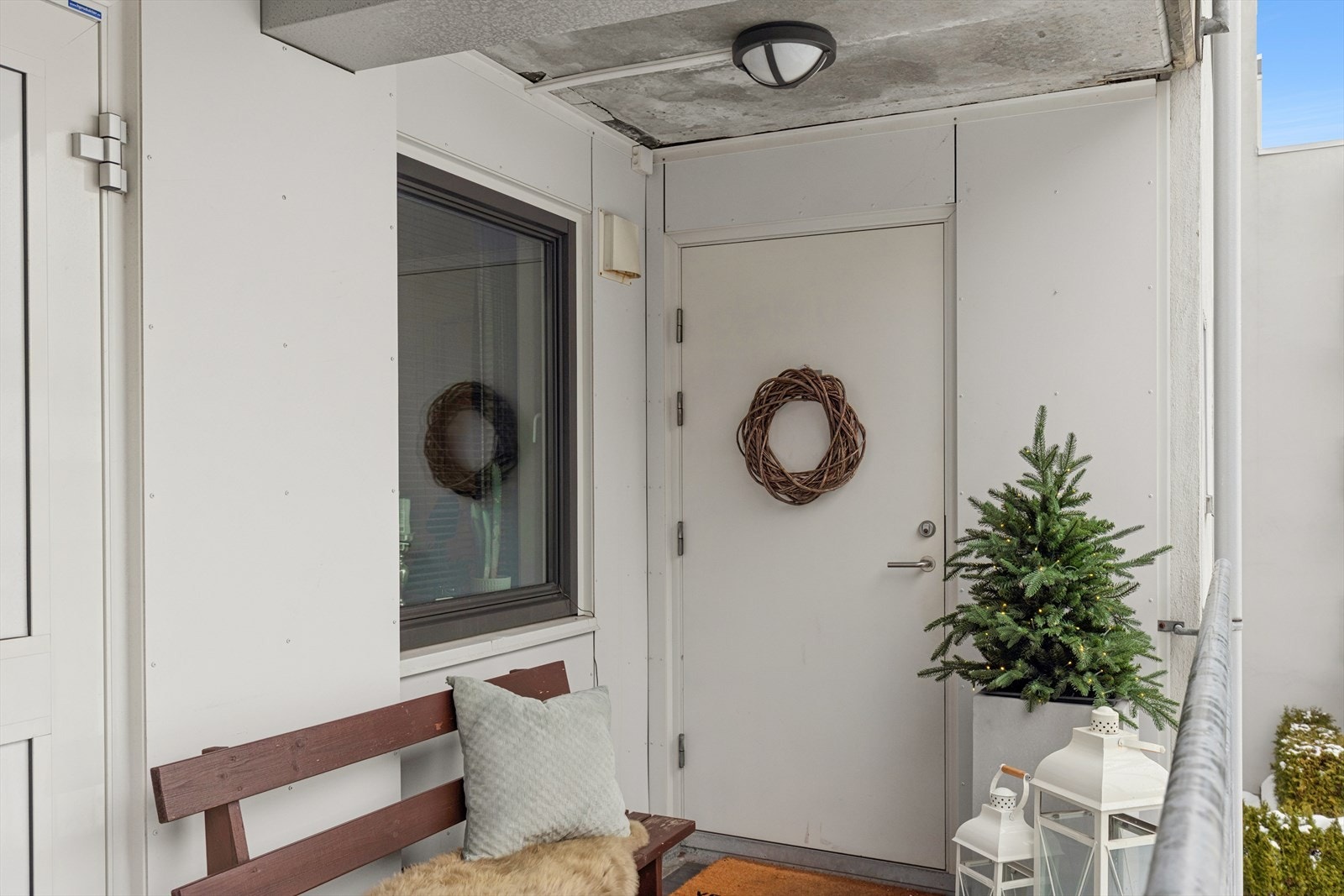 Inngangsparti med morgen- og formiddagssol på sommeren. God mulighet for å sette ut stoler og bord ved inngangen - perfekt for morgenkaffen. Galleribilde