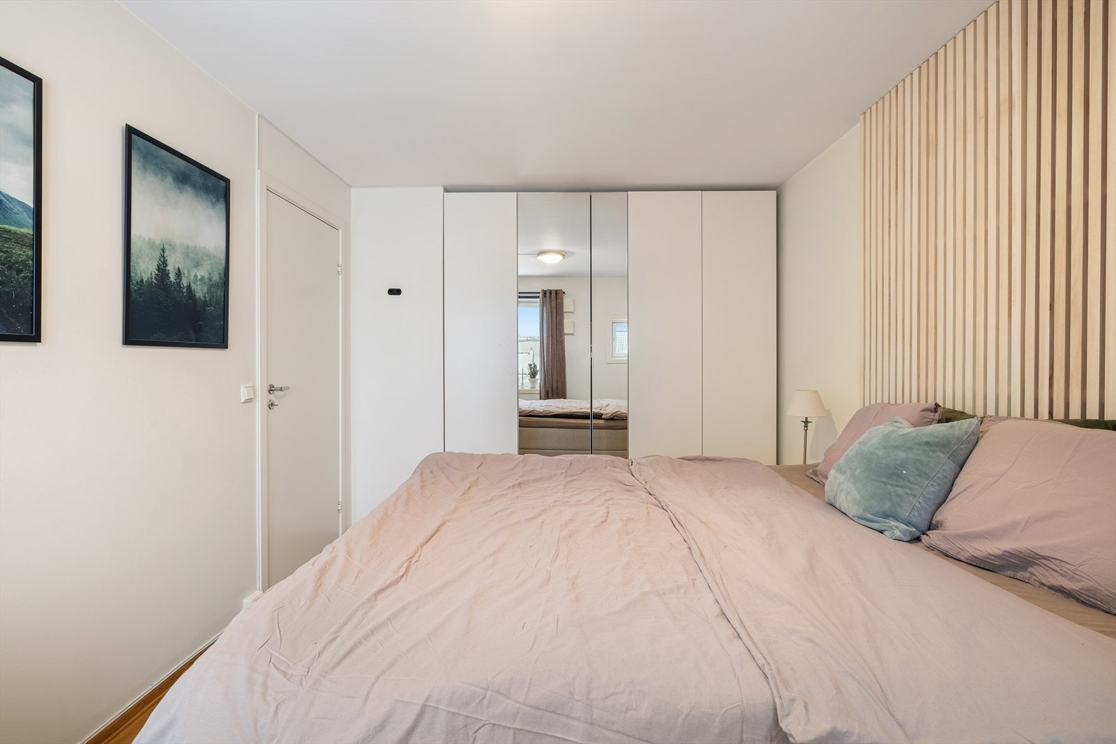 Store garderobeskap som medfølger leiligheten. Galleribilde