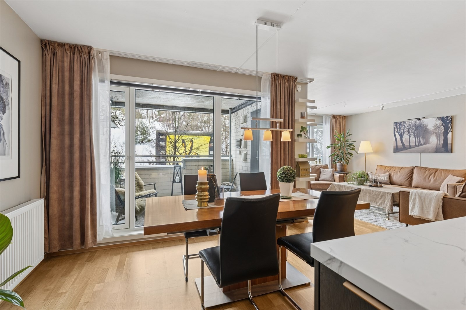 Fra stuen er det godt med lysinnslipp og utgang til romslig balkong med ettermiddagssol. Galleribilde