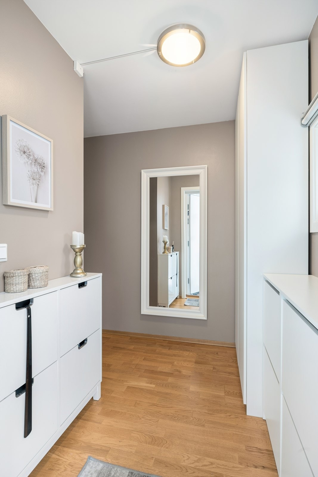 God plass til å henge fra seg yttertøy og sko i entré. Galleribilde