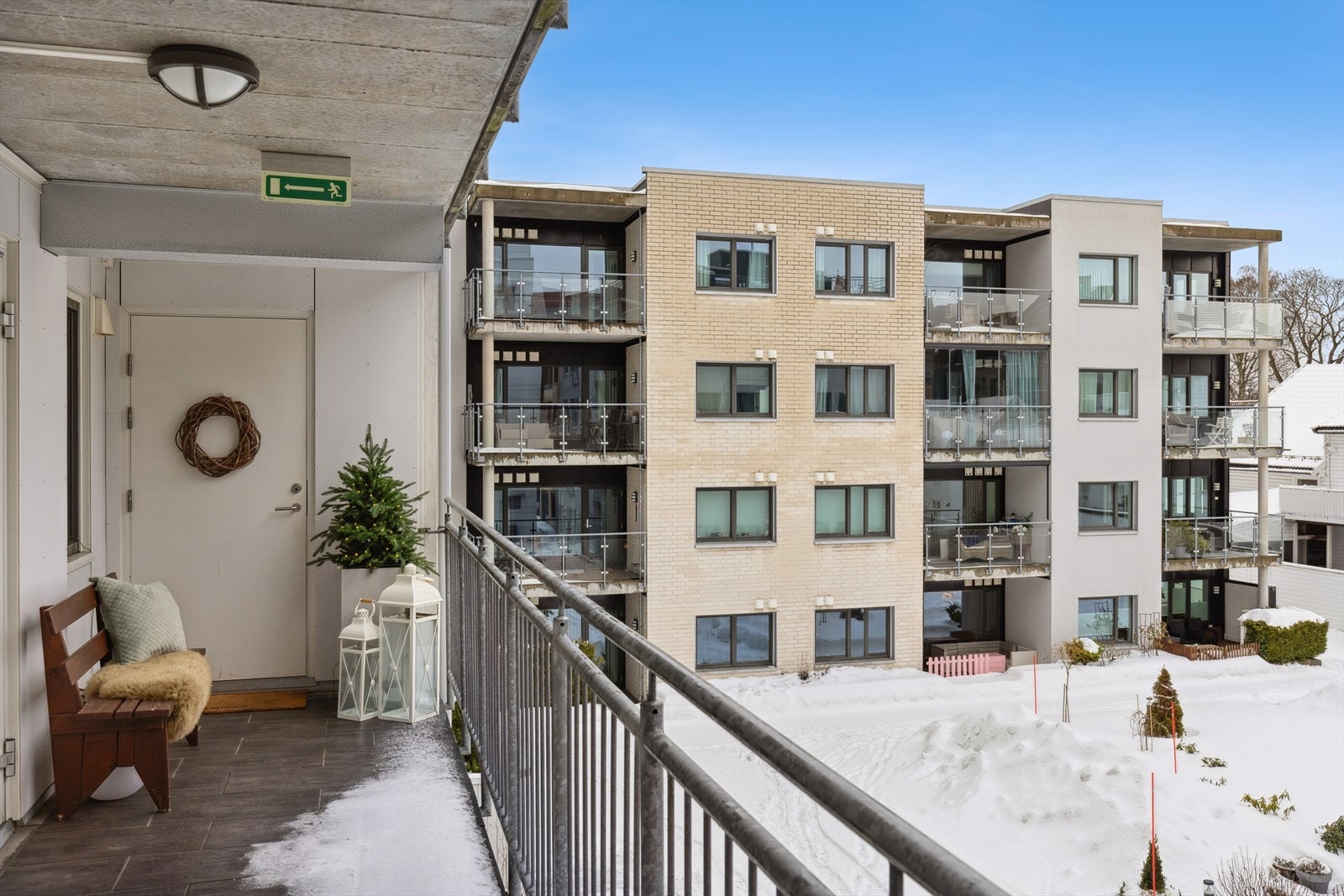 Siden leiligheten ligger innerst i svalgangen, fungerer dette som en ekstra balkong uten gjennomgangstrafikk. Galleribilde