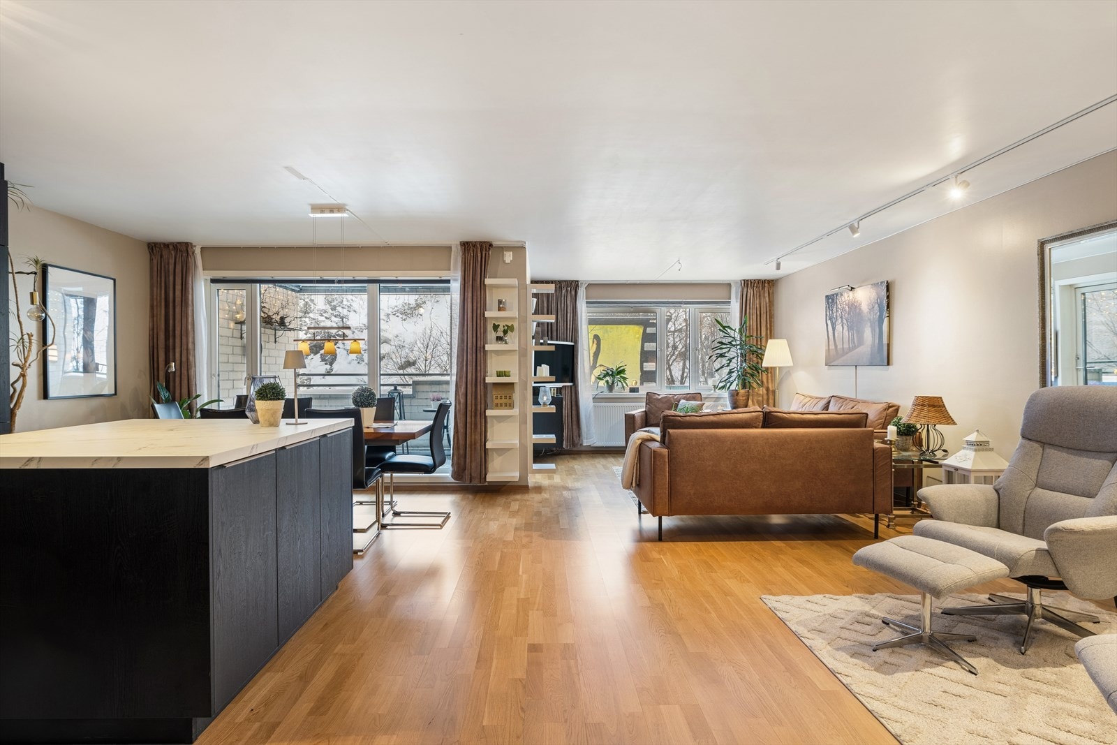 En pen sentrumsleilighet i Nybyen - kun ett kvartal fra Markens, med en rolig og tilbaketrukken beliggenhet. Galleribilde