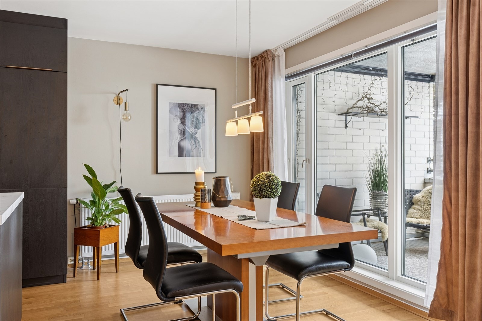 Stuen er lett å innrede i ulike soner. God plass til spisegruppe. Galleribilde