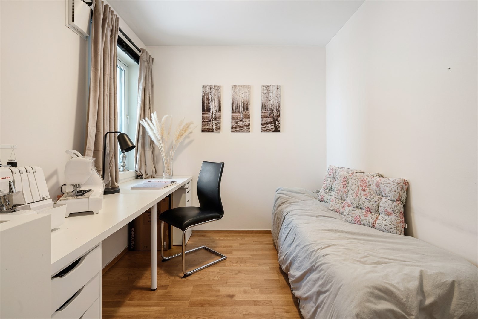 Soverom 2 er av fin størrelse og innredet som gjesterom/kontor. Galleribilde