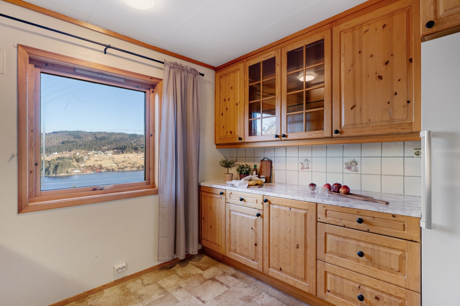 Et funksjonelt kjøkken med godt arbeidsområde og praktisk oppbevaring Galleribilde