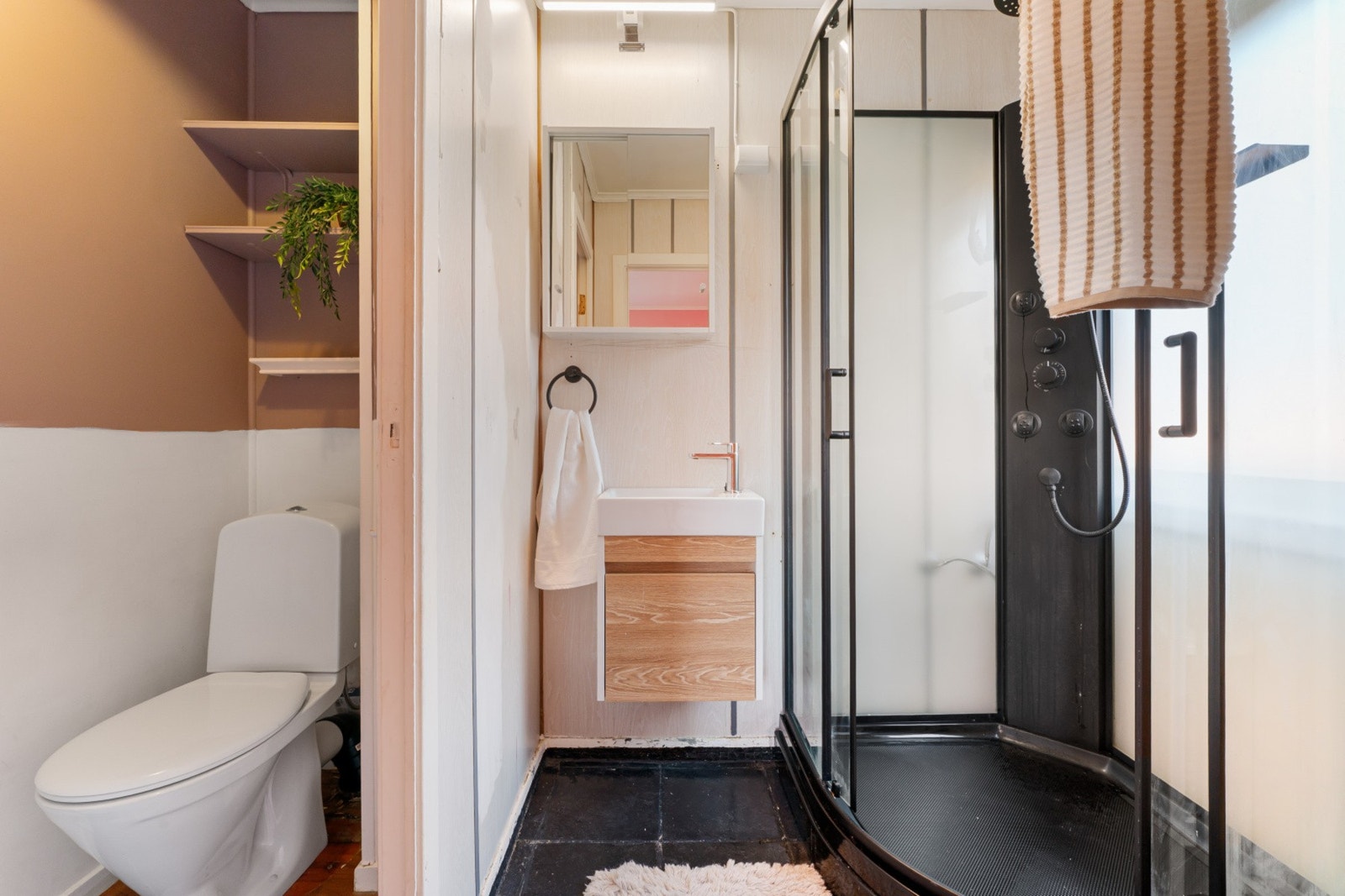 Baderommet har også adskilt toalettrom og elektrisk baderomsvifte Galleribilde