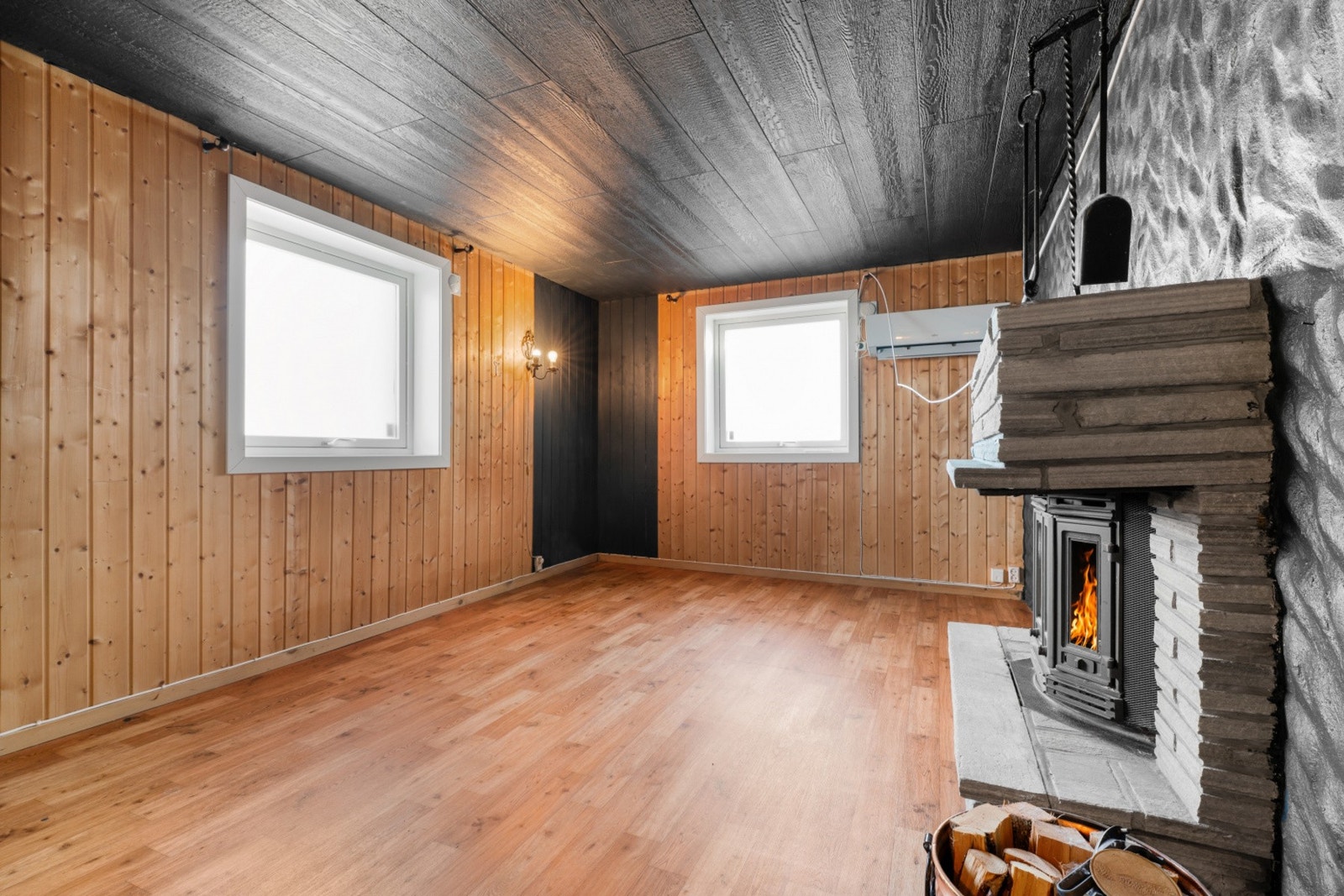 Underetasjen har en egen kjellerstue med vedovn Galleribilde