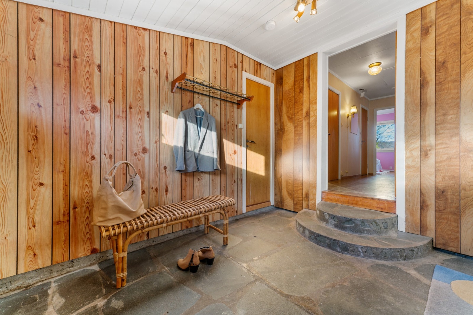 Velkommen inn! En praktisk entre med god plass til både sko og yttertøy Galleribilde