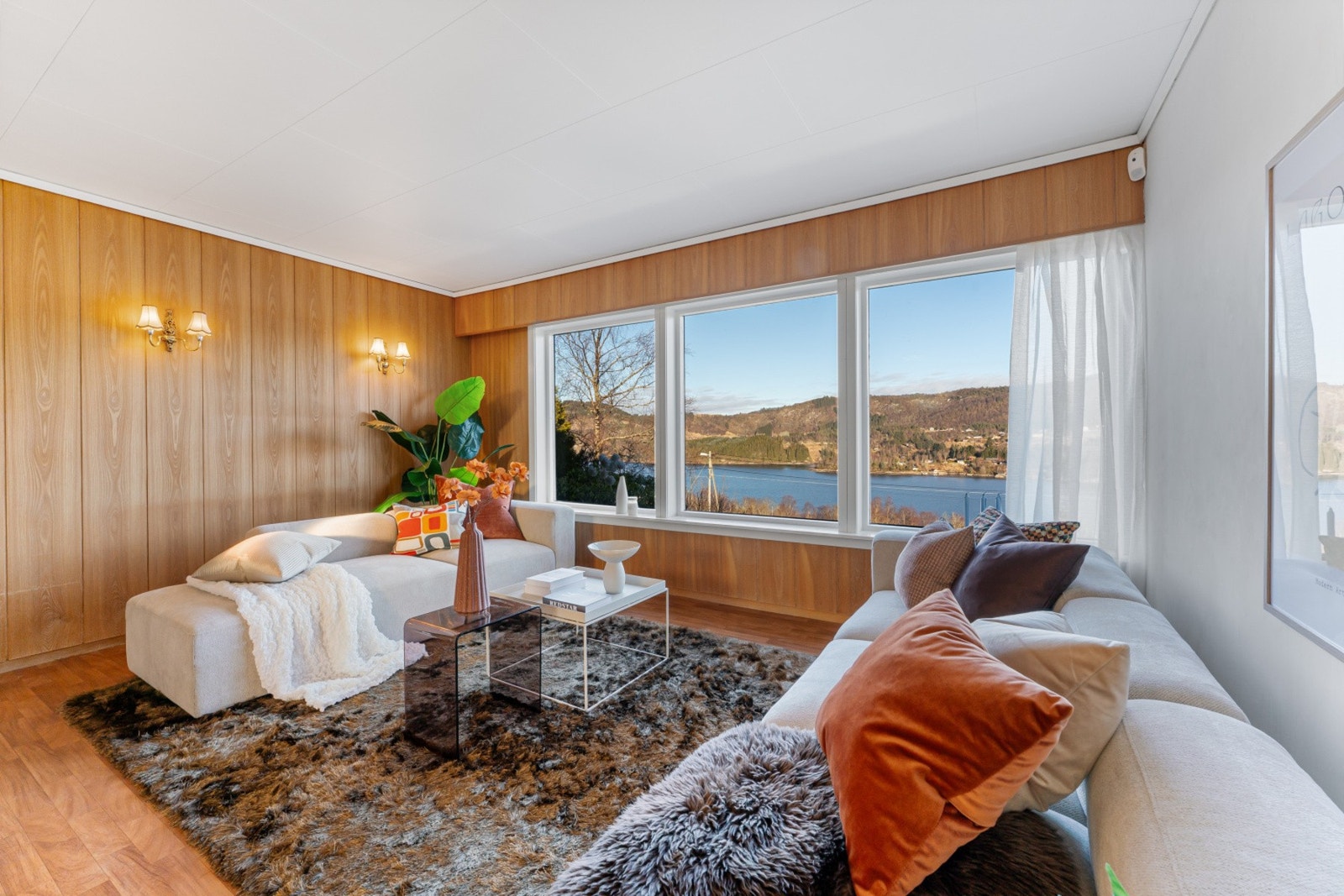 Videre følger stuen og spisestuen Galleribilde