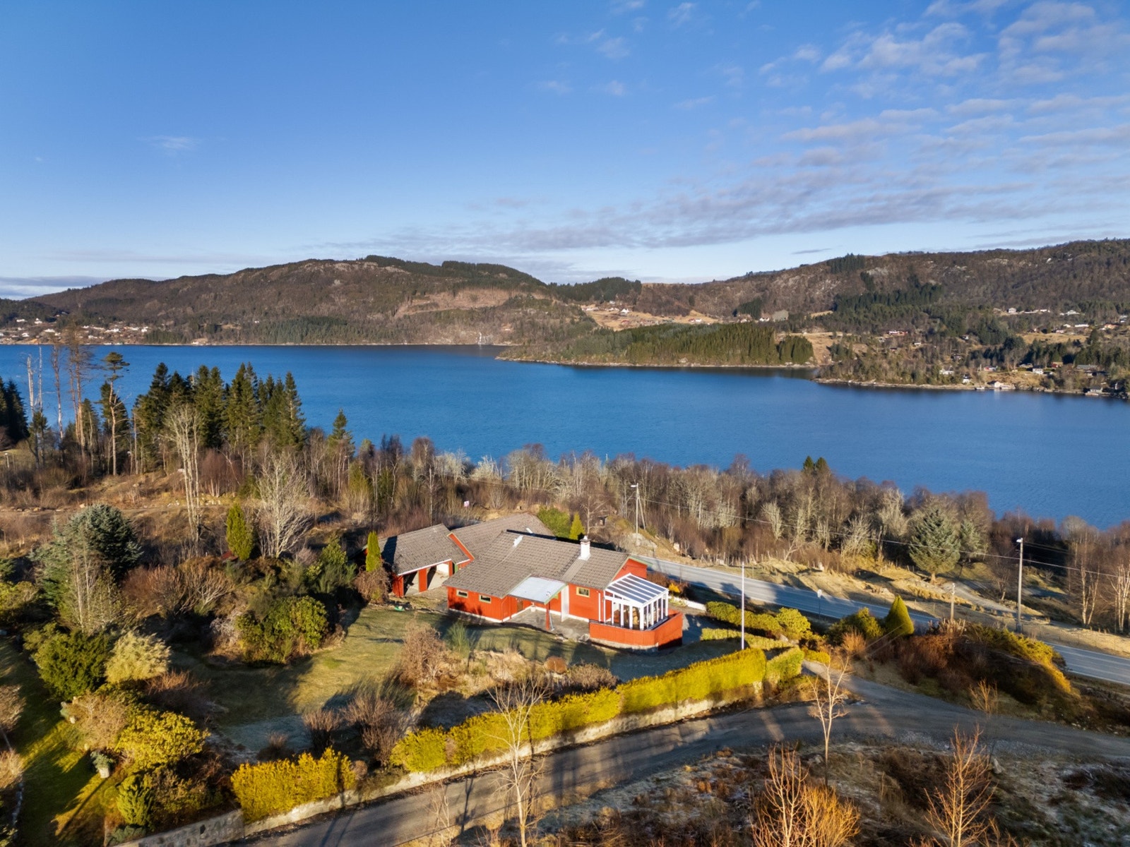 Alt i alt en innholdsrik eiendom i naturskjønne omgivelser, med kort vei til daglige servicetilbud Galleribilde