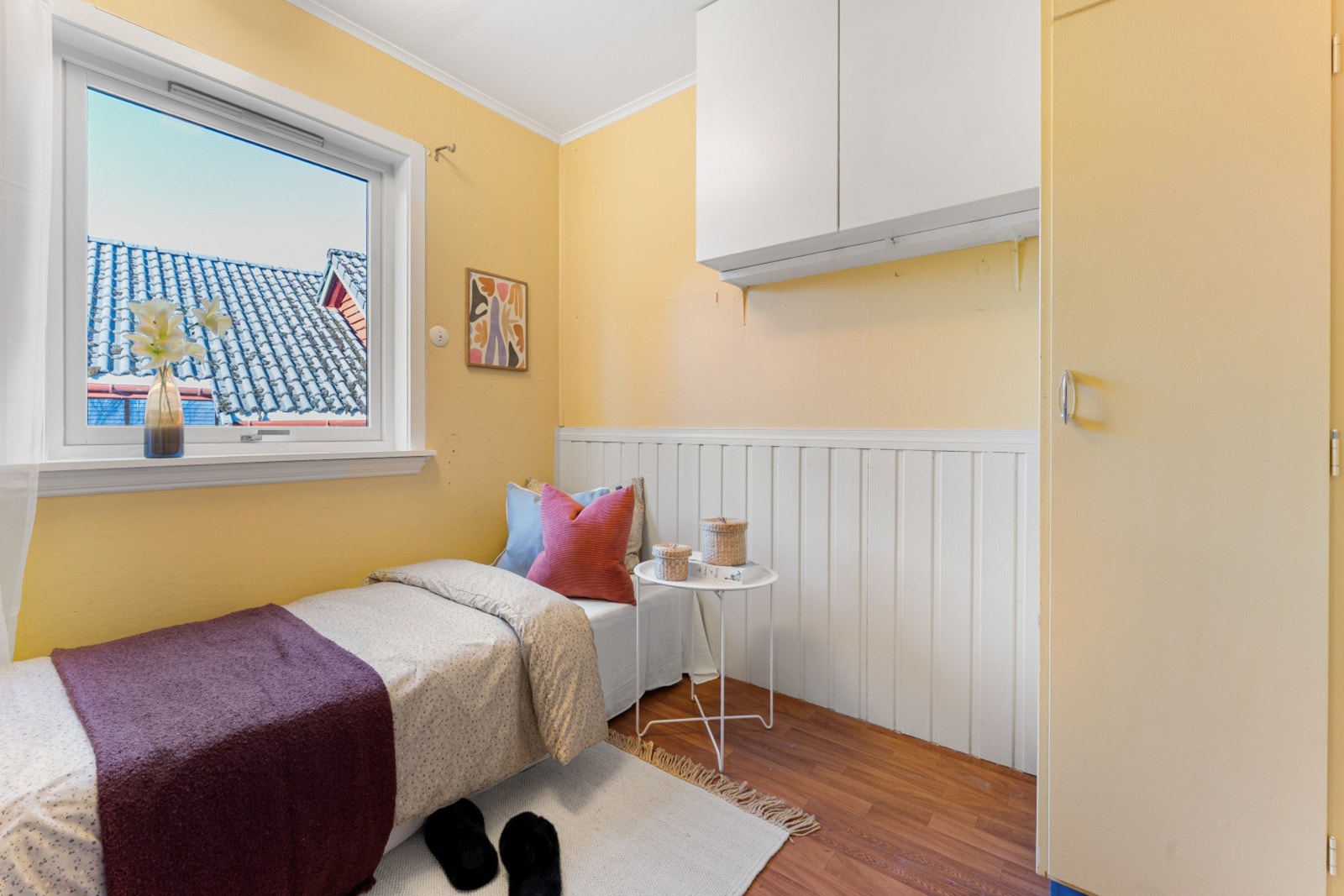 Soverom nr 1 rommer ca 6,3 kvm og har plass til både seng, garderobe og eventuelt en skrivepult Galleribilde