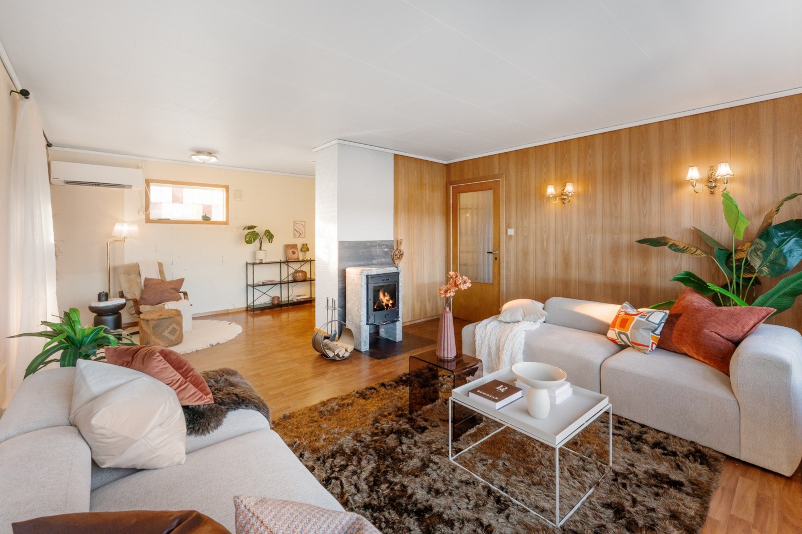 Stuen har også vedovn som gir både varme og ekstra komfort Galleribilde