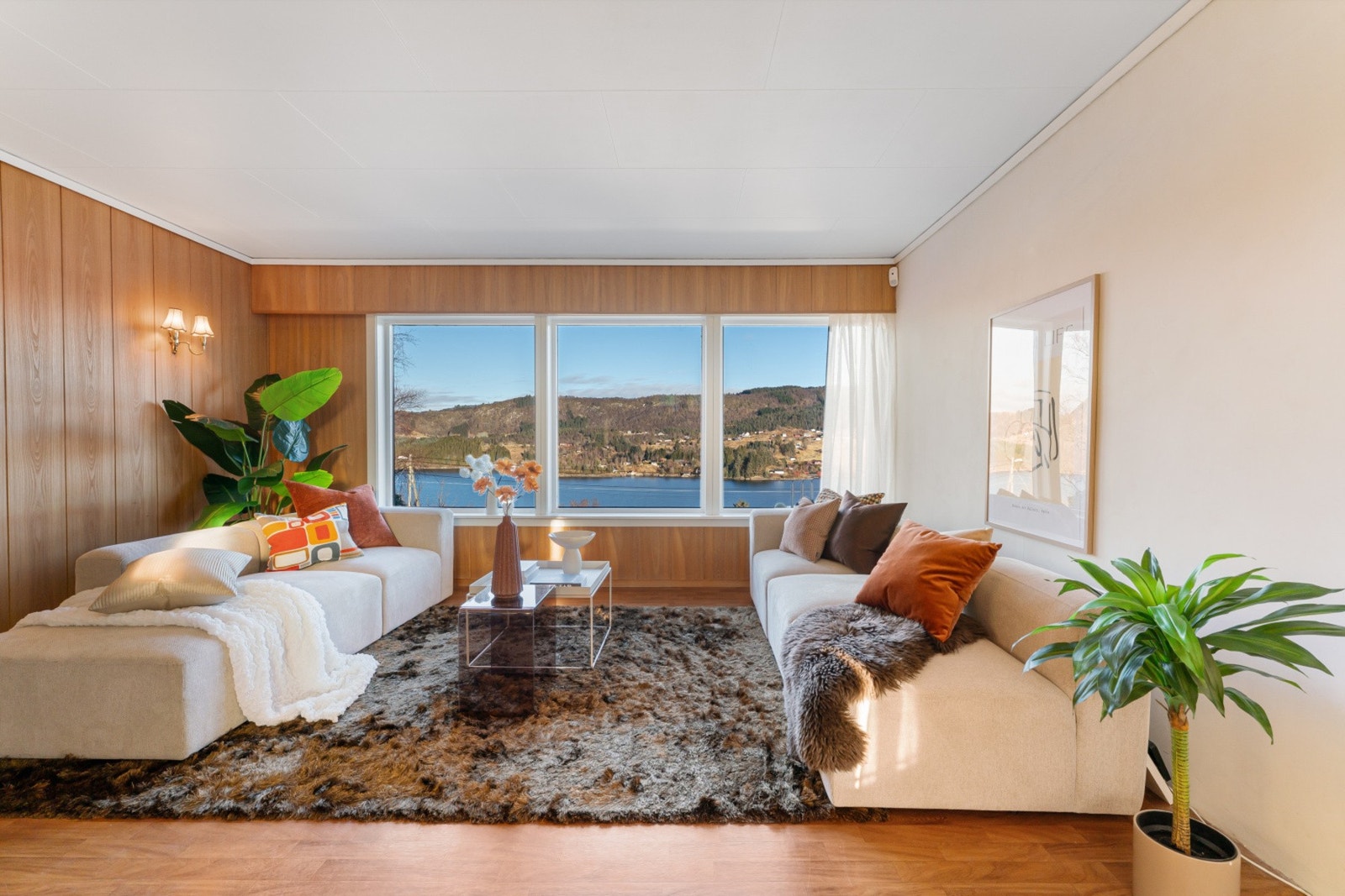 Fra stuen kan du nyte den flotte utsikten mot Radsundet gjennom store vindusflater Galleribilde