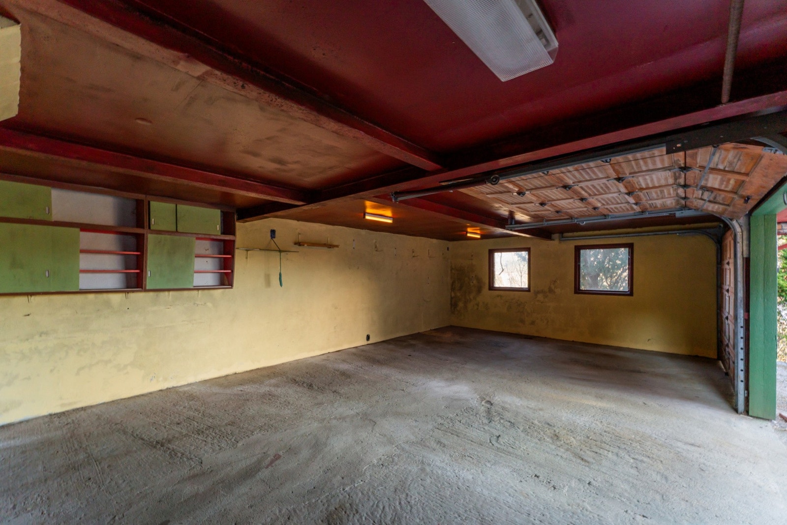 Garasjen har manuelle garasjeporter og holder plass til 2 biler Galleribilde