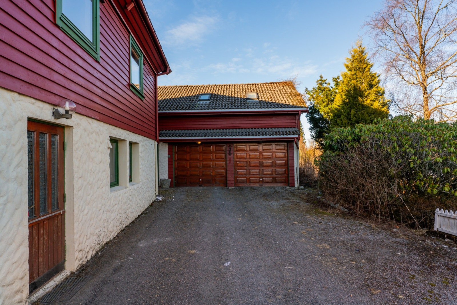 Fra Underetasjen er det også egen utgang, hvor det er kort vei til uteområdet og eiendommens garasje Galleribilde