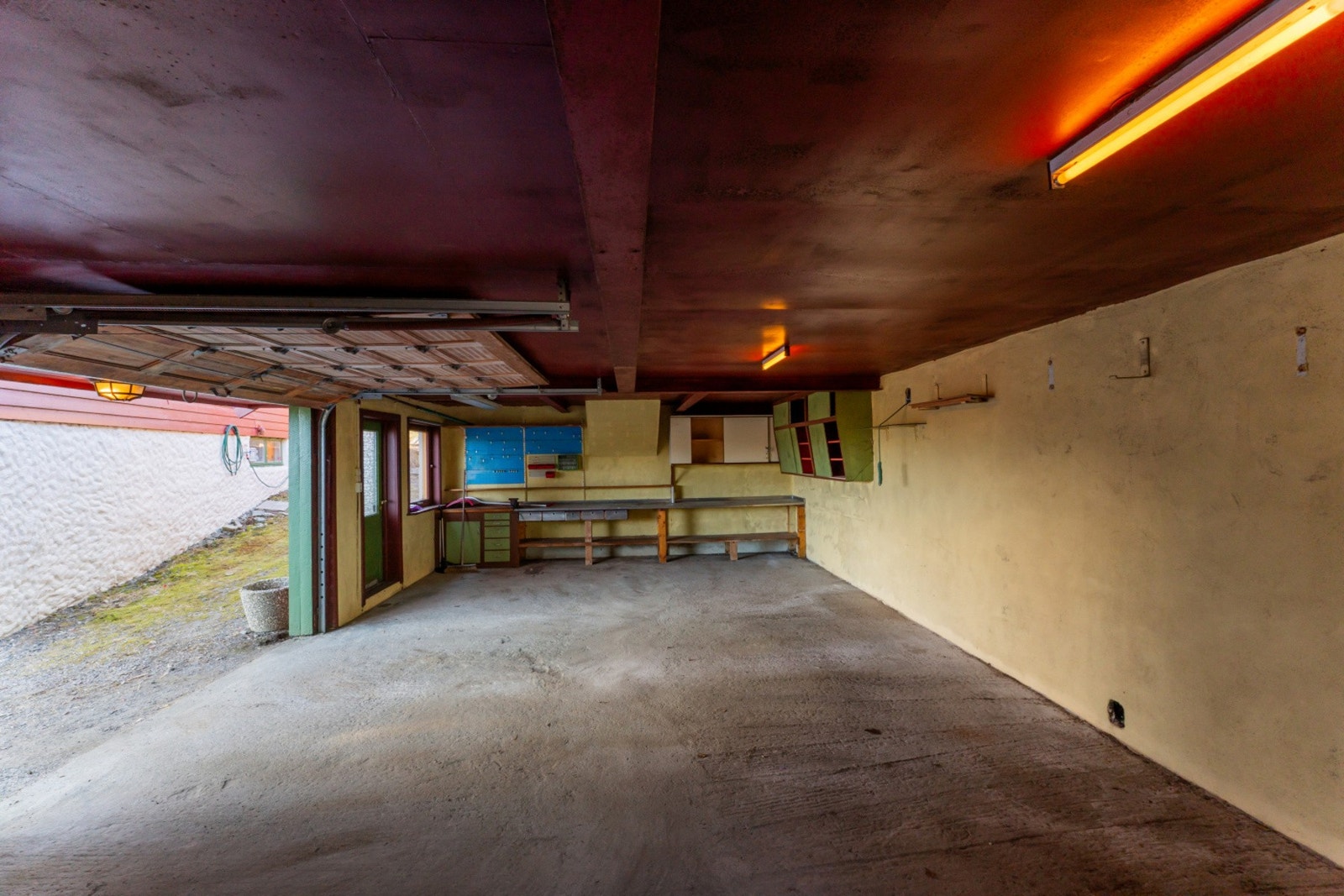 Garasjen rommer 49 kvm på bakkeplan og 39 kvm i overetasjen. Garasjen har også eget område egnet som verksted eller ekstra lagringsplass Galleribilde