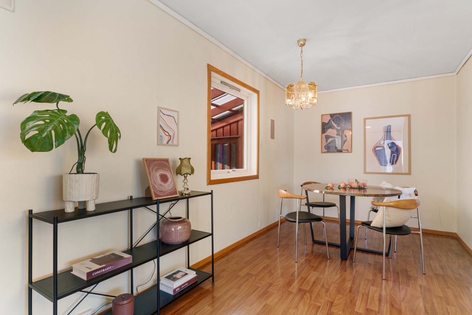 Lys og romslig spisestue med god plass til både hverdag og selskap Galleribilde