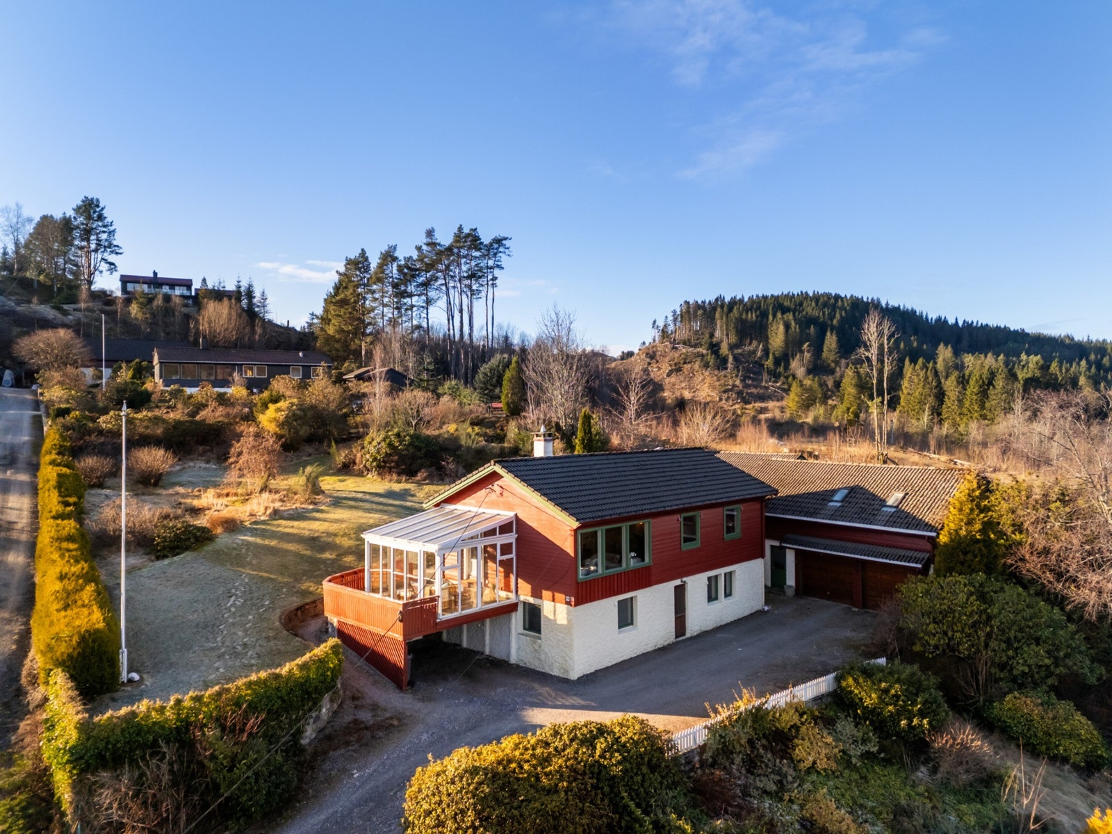 Eiendommen har også dobbelt garasje med isolert overetasje og et opparbeidet uteområde Galleribilde